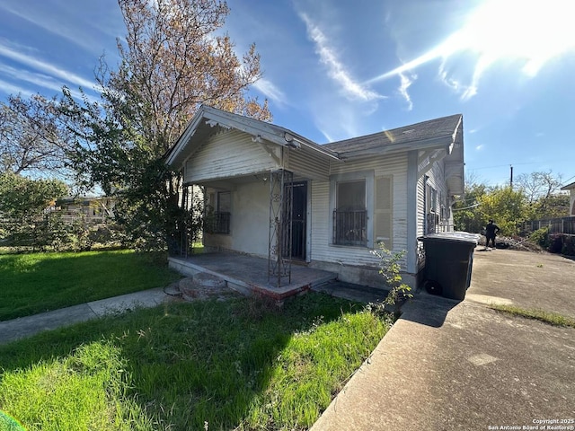 view of front facade featuring a front yard