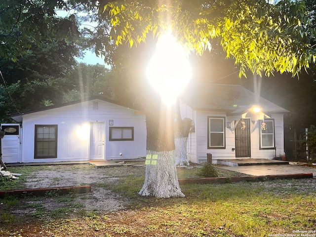 back of house featuring a lawn