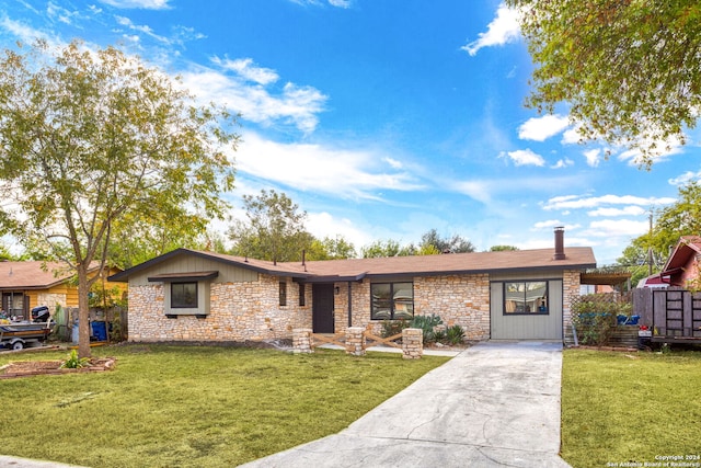 ranch-style home featuring a front lawn