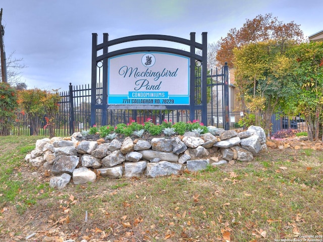 view of community / neighborhood sign