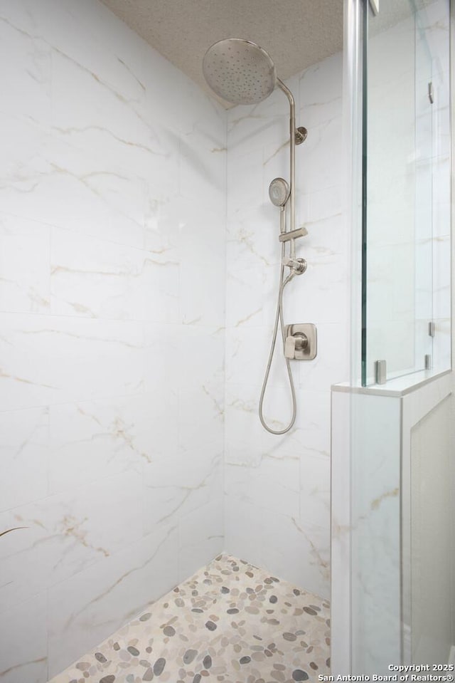 bathroom featuring a tile shower