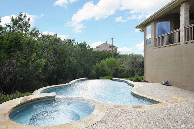 view of pool featuring an in ground hot tub