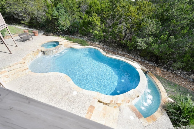 view of pool featuring a patio area, an in ground hot tub, and pool water feature