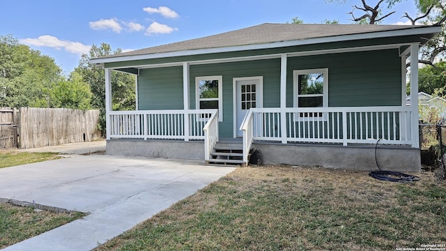 view of front of property featuring covered porch and a front yard