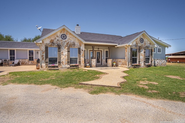 view of front of house featuring a front lawn