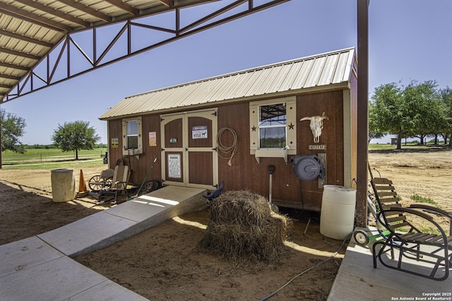 view of front facade featuring an outbuilding