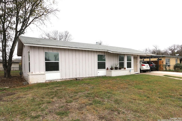 view of front of home featuring a front lawn and a carport