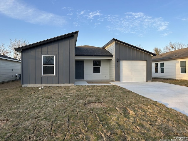 view of front of home featuring a garage and a front lawn