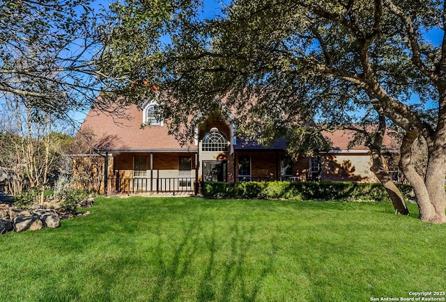 view of front facade featuring a front yard