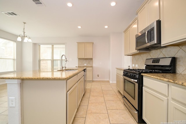 kitchen with a chandelier, sink, an island with sink, and stainless steel appliances