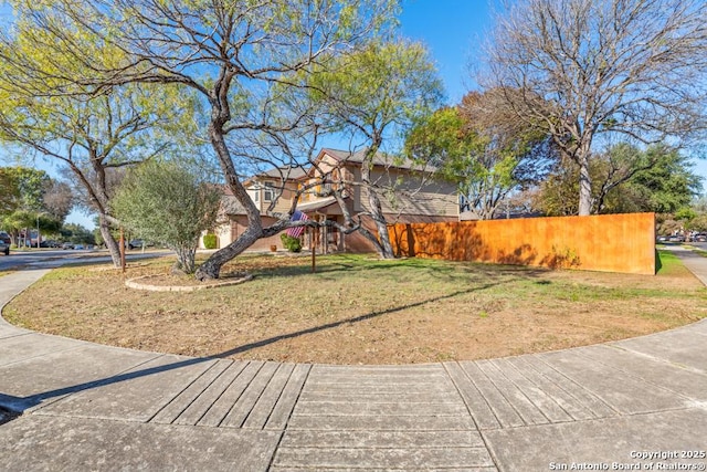 view of front facade featuring a front lawn