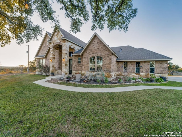 view of front facade featuring a front yard