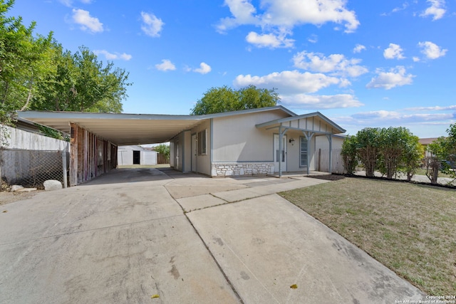 view of front of property featuring a carport and a front yard