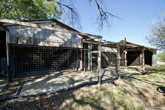 back of house featuring an outdoor structure