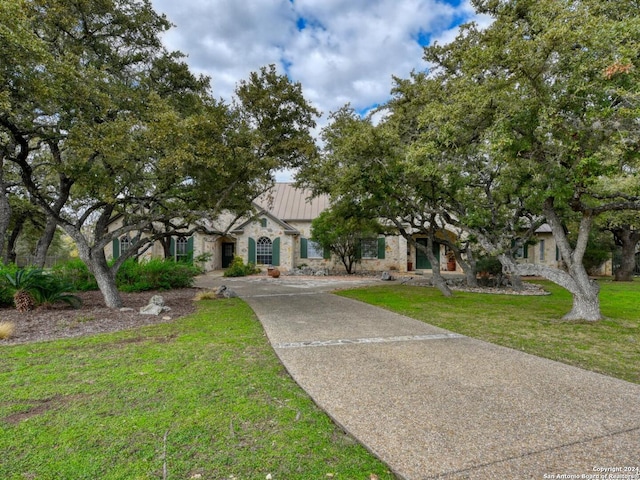 view of front of property with a front yard