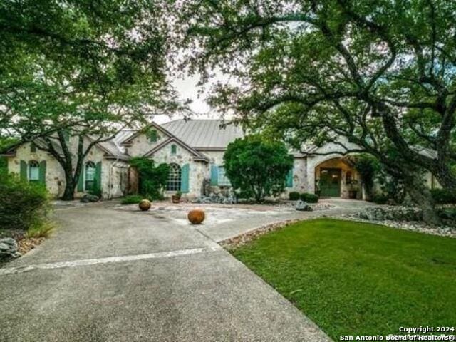 view of front of home featuring a front lawn