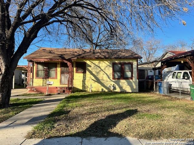 view of front of property with a front yard