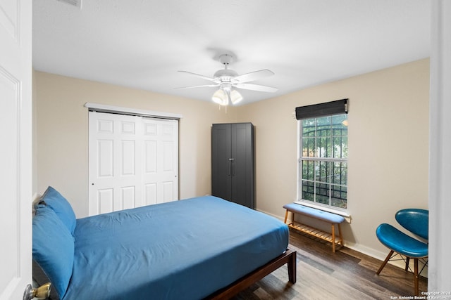 bedroom with hardwood / wood-style flooring, ceiling fan, and a closet