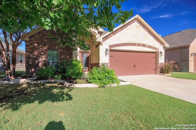 view of front of home featuring a front lawn and a garage