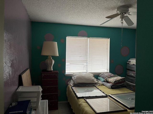 bedroom featuring ceiling fan and a textured ceiling