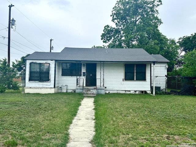 view of front of home with a front lawn