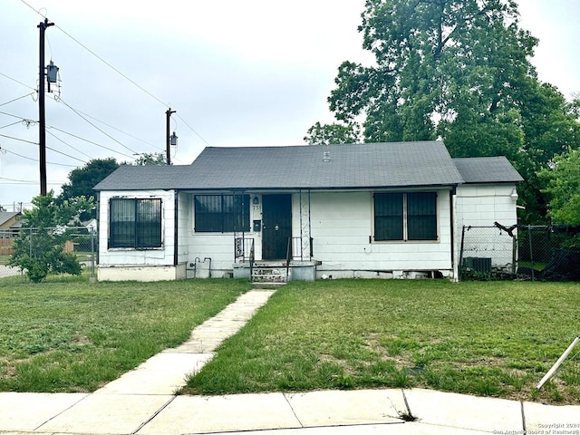 view of front facade with a front yard