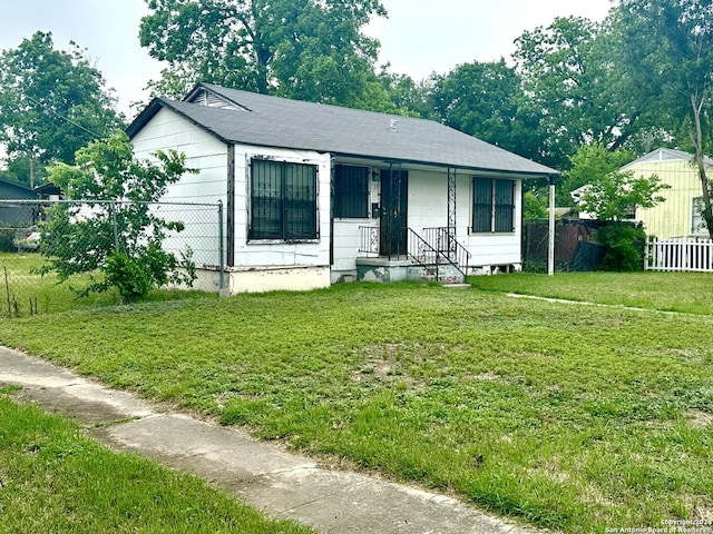 view of front facade featuring a front lawn