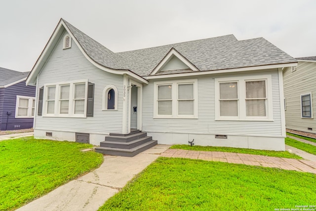 view of front of home featuring a front yard