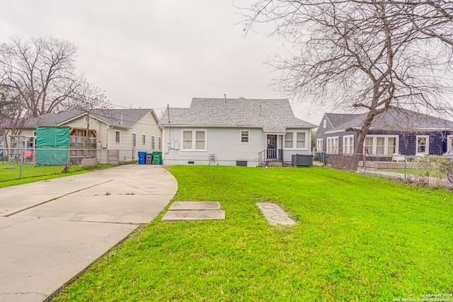 view of front of property featuring a front yard