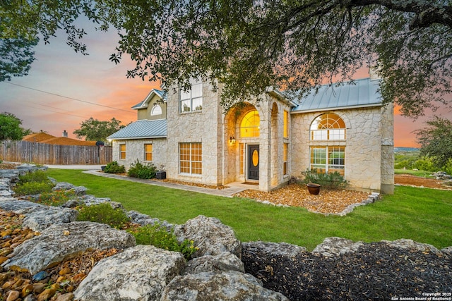 view of front of property featuring a yard