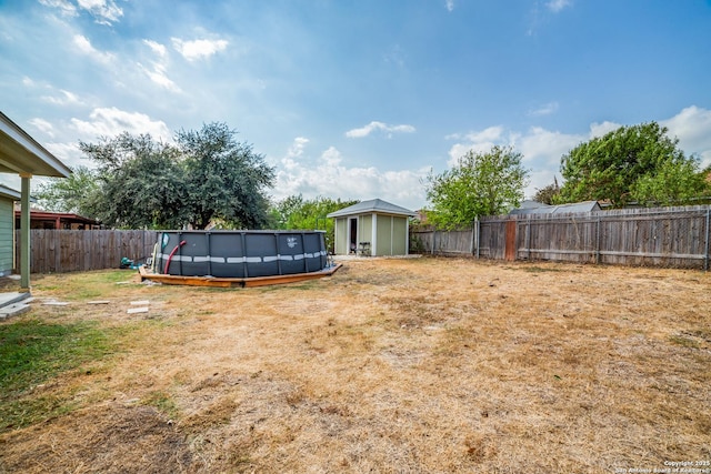 view of yard featuring a fenced in pool