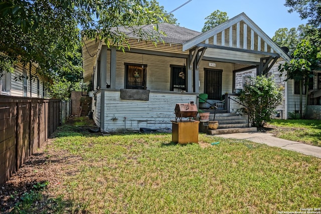 view of front of property featuring a porch and a front lawn