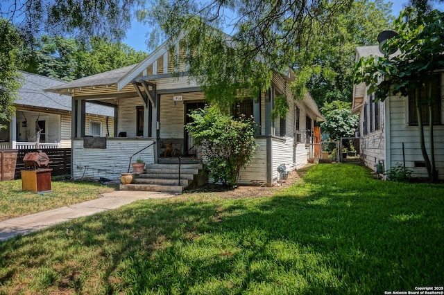 view of front of property featuring a porch and a front yard