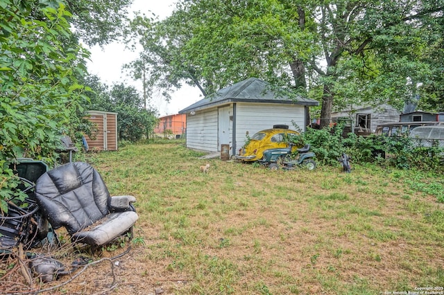 view of yard featuring a storage unit