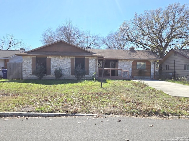 ranch-style home featuring a front lawn