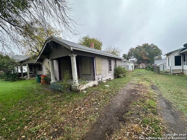 view of side of property featuring a yard