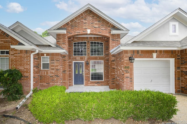 view of front property featuring a garage