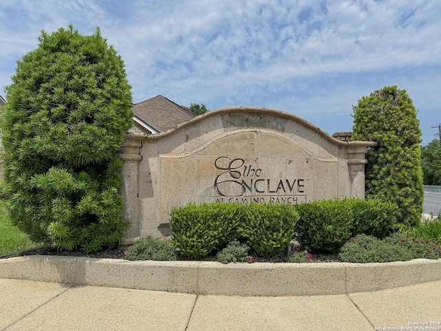 view of community / neighborhood sign