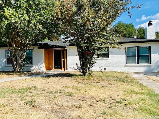 view of front of home featuring a front yard