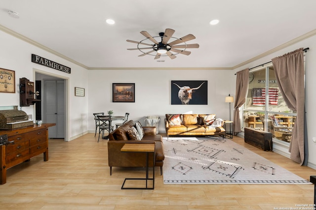 living room featuring light hardwood / wood-style flooring, ceiling fan, and crown molding