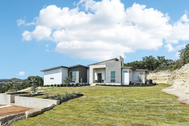 view of front of property featuring a front yard