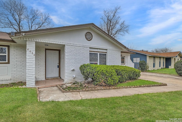 view of front of home featuring a front yard