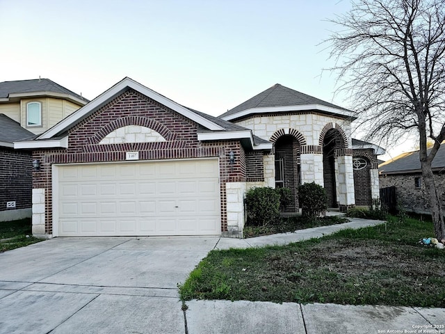 view of front facade featuring a garage