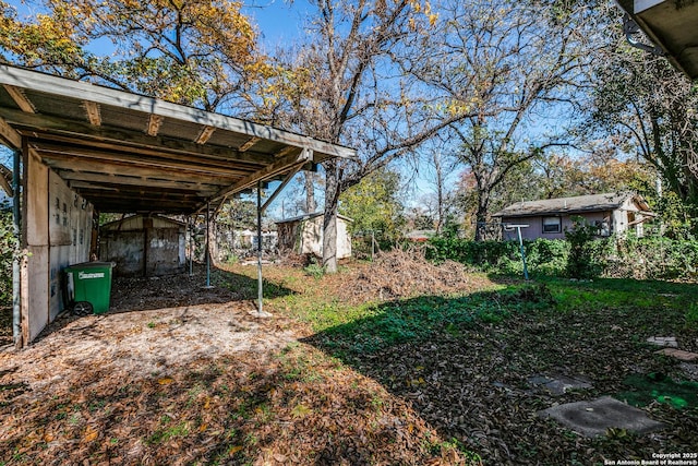 view of yard with a storage shed