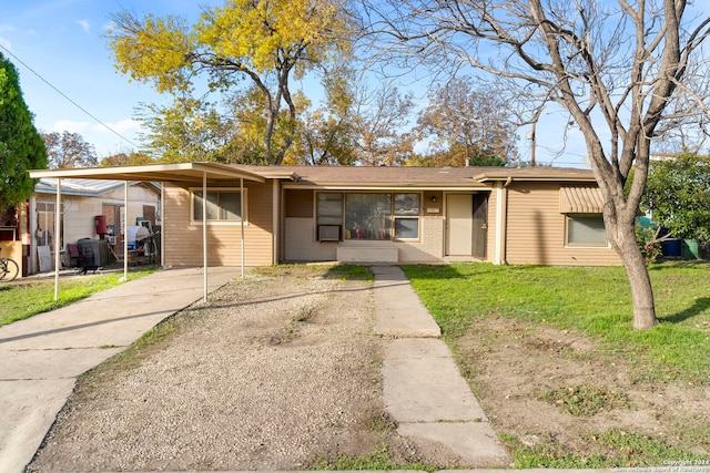 view of front of property featuring a carport and a front lawn