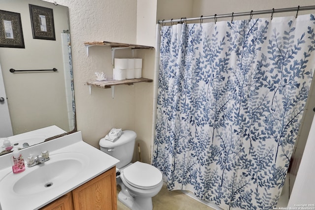 bathroom with a shower with curtain, vanity, and toilet