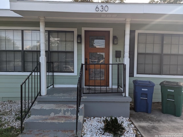 doorway to property with covered porch