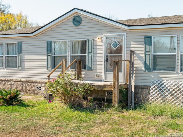 view of front of house with a front lawn