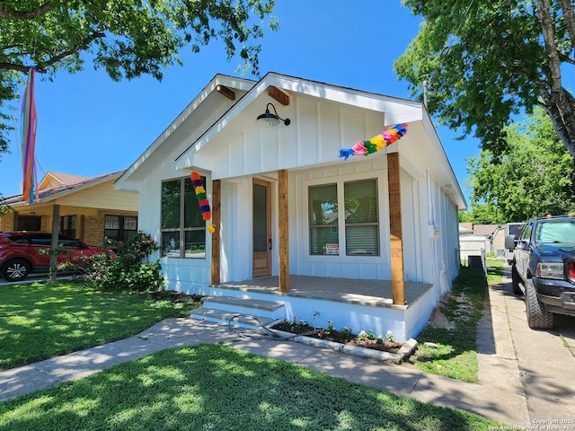 view of front facade featuring a front lawn and covered porch