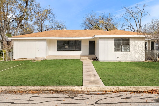 ranch-style house featuring a front lawn